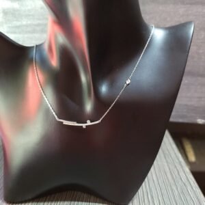 вдъхновено от нежните линии на музикалния инструмент флейта. украсено с ярки циркониеви камъни, които придават на дизайна още повече изтънченост и блясък.