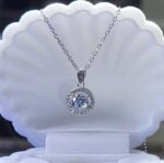 Елегантно и нежно сребърно колие тип медалион с инкрустирани камъни кубичен цирконий. Дължина на верижката по избор. Сребро 925