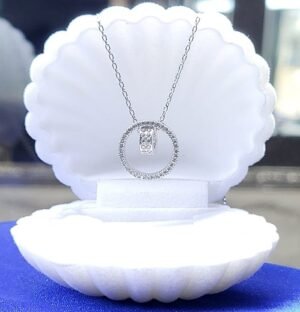 Нежно сребърно колие тип 3 D геометрична висулка с инкрустирани камъни кубичен цирконий. Дължина на верижката по избор.Сребро 925