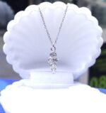 Разкошно сребърно колие тип нежна висулка с инкрустирани четири камъка кубичен цирконий. Дължина на верижката по избор.Сребро 925