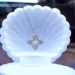 Представяме ви изискано нежно сребърно колие, което съчетава в себе си класическа елегантност и модерен дизайн. Изработено с внимание към детайла, това колие е перфектното допълнение към всяка визия – от ежедневна до официална. Неговата изчистена линия и блясък на среброто подчертават изтънчения стил и индивидуалност на всяка дама. Независимо дали го носите за специален повод или като част от ежедневието, това колие ще добави нотка на изисканост и финес към всяка комбинация.