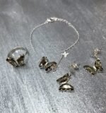 Елегантен сребърен комплект сребро 925 гривна пръстен обеци с пеперуди . Сребърен комплект с камъни сиви опушени циркониий .