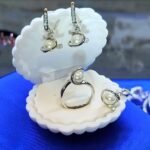 Комплект сребърни бижута с бели перли включва обеци, колие ,висулка и пръстен, изработени с внимание към всеки детайл.Сребро проба 925.