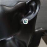 Сребърни обеци изчистен дизайн, които съчетават класическа красота и модерна изтънченост.Минималистичния им стил добавя фин блясък към всяка визия, без да бъде натрапчив