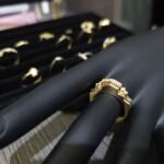 Нежен дамски златен пръстен с геометричен дизайн .Стилни златни бижута . Бутиково изпълнение малка серия .Дизайнерски златни бижута Елегантни златни бижута . Фешън Мода Най Нова Колекция идеални както за вечерта така и за всеки ден.няколко нива пирамида терасиран пирамидално със заковани камъни