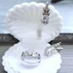 Елегантен комплект сребърни бижута проба 925 .стилен пръстен иб обеци с бели камъни кубичен цирконий.