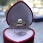 Елегантен  сребърен пръстен с  морска перла .Изработено от сребро 925   с инкрустирани камъни маркезит за акцент .Направете подарък.