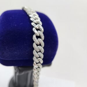 Открийте изисканата сребърна верига Кубан Чейн с бели камъни – перфектното съчетание на блясък и елегантност. Идеален избор за стилна визия. Купете сега!
