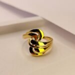 Елегантен златен дамски пръстен 14K с ултра модерен дизайн плавни линии по контура на пръста за изящен отблясък на светлината.Проба 585 жълто злато