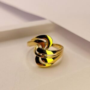 Елегантен златен дамски пръстен 14K с ултра модерен дизайн плавни линии по контура на пръста за изящен отблясък на светлината.Проба 585 жълто злато