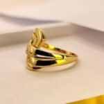 Елегантен златен дамски пръстен 14K с ултра модерен дизайн плавни линии по контура на пръста за изящен отблясък на светлината.Проба 585 жълто злато