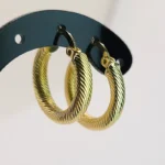 Елегантна изработка италиански дизайн, изработени от 14-каратово злато. Средна големина – диаметър 2 см, стил и качество за всеки повод!