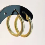 Златни обеци тип халки  класически дизайн с модерен прочит -   гравирана  повърхност те са идеалният аксесоар за всяко събитие