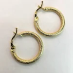 Златни обеци тип халки  класически дизайн с модерен прочит -   гравирана  повърхност те са идеалният аксесоар за всяко събитие