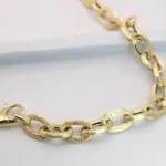 изискан златен синджир от 14 к злато е съвършената комбинация от модерен дизайн и класическа елегантност.  Колието има изтънчена дизайн, с специален разпознаваем луксозен цвят и повърхост