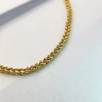 Този изискан златен синджир от 14 к злато е от здрава кръгла плетка .Подходящ е да се носи всеки ден както и със голяма висулка тип плочка ,кръст или друга .