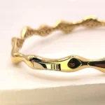 бутикова златна гривна , изискана изработка от 14 карата злато с акцент  вълнеобразен плавен дизайн ,супер полирана за повече бялсък