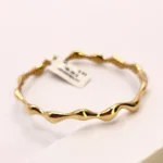 бутикова златна гривна , изискана изработка от 14 карата злато с акцент  вълнеобразен плавен дизайн ,супер полирана за повече бялсък