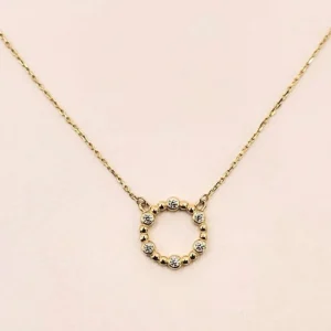 нежно колие от 14 к злато е съвършената комбинация от модерен дизайн и класическа елегантност, с акцент бели камъни кубичен цирконий