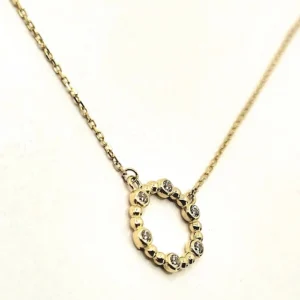 нежно колие от 14 к злато е съвършената комбинация от модерен дизайн и класическа елегантност, с акцент бели камъни кубичен цирконий