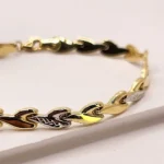 бутикова златна гривна – с акцент геометрични елементи лазерно гравирани за повече луксозен блясък . Перфектният аксесоар удобна за носене всеки ден