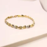 бутикова златна гривна – с акцент геометрични елементи лазерно гравирани за повече луксозен блясък . Перфектният аксесоар удобна за носене всеки ден