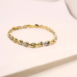 бутикова златна гривна – с акцент геометрични елементи лазерно гравирани за повече луксозен блясък . Перфектният аксесоар удобна за носене всеки ден