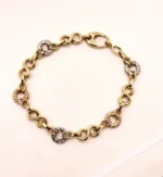 бутикова изискана мека  златна гривна от 14 к трицветно злато с акцент златни рингове с геометрична шарка и звена тип знак за безкрайност за акцент и блясък