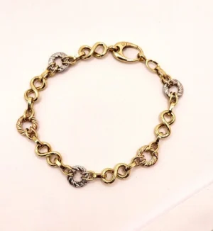 бутикова изискана мека  златна гривна от 14 к трицветно злато с акцент златни рингове с геометрична шарка и звена тип знак за безкрайност за акцент и блясък