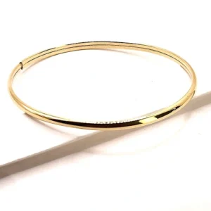 изискана твърда златна гривна от 14 к злато .Изчистен семпъл дизайн със скрит механизъм за отваряне. Супер полирана за повече блясък .Злато проба 585