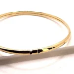 изискана твърда златна гривна от 14 к злато .Изчистен семпъл дизайн със скрит механизъм за отваряне. Супер полирана за повече блясък .Злато проба 585