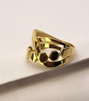 голям размер 59 .Дизайн на няколко нива с плавни линии без камъни. Бижу което се забелязва от околните .Изработено от Злато 14 карата