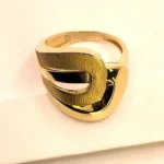 голям размер 60 .Дизайн на няколко нива с плавни линии без камъни. Бижу което се забелязва от околните .Изработено от Злато 14 карата