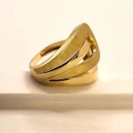 голям размер 60 .Дизайн на няколко нива с плавни линии без камъни. Бижу което се забелязва от околните .Изработено от Злато 14 карата