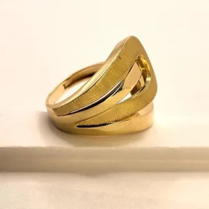 голям размер 60 .Дизайн на няколко нива с плавни линии без камъни. Бижу което се забелязва от околните .Изработено от Злато 14 карата