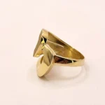 голям размер 60 .Дизайн на няколко нива с плавни линии без камъни. Бижу което се забелязва от околните .Изработено от Злато 14 карата