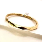 изискана твърда златна гривна от 14 к злато с панта за отваряне .Удобна за всеки ден и за специални случаи . Злато проба 585