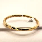 изискана твърда златна гривна от 14 к злато с панта за отваряне .Удобна за всеки ден и за специални случаи . Злато проба 585