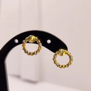 детайл на трицветни обеци