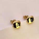 златни обеци с винт и един бял камък