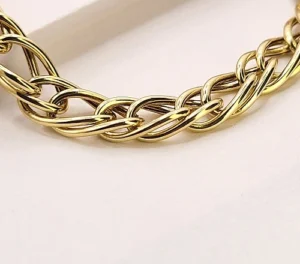 златна кубинска гривна отблизо детайл