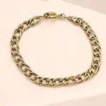 златна кубинска гривна на ръка