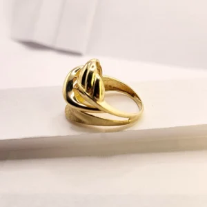 Модерен дамски златен пръстен в голям размер без камъни. Съвременен дизайн, подходящ за ежедневна употреба и специални поводи.