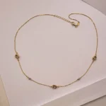 стилно златно колие роза минималистичен стил