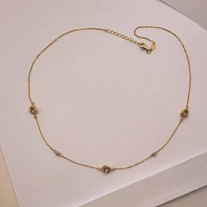 стилно златно колие роза минималистичен стил