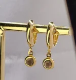 златни обеци с класически дизайн и закопчаване