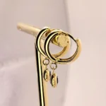 златни обеци с класически дизайн и закопчаване